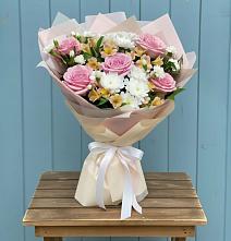 Букет цветов из:  Гвоздики, Орхидеи и Розы в Новощербиновской