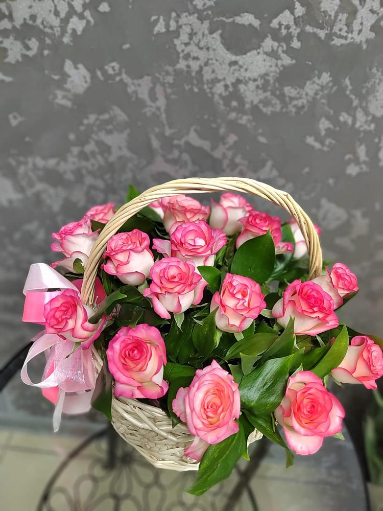 Цветочная композиция из Розы в корзине в Новощербиновской