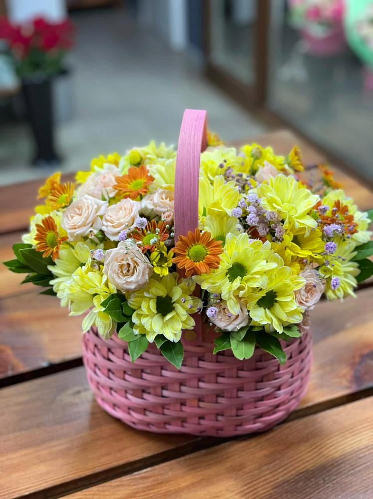 Цветочная композиция из Хризантемы и Розы в корзине в Новощербиновской
