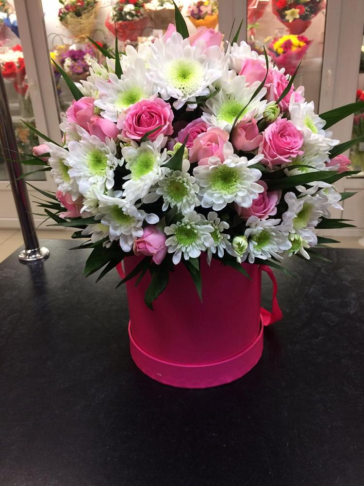 Цветочная композиция из Розы и Хризантемы в шляпной коробке в Новощербиновской