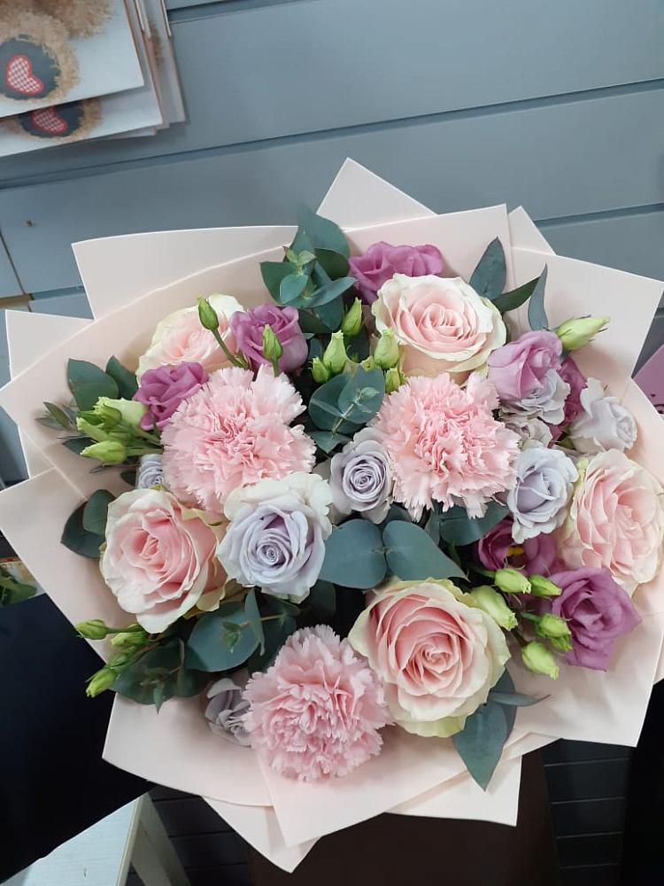 Букет цветов из: Розы, Гвоздики и Лизиантусы в Новощербиновской