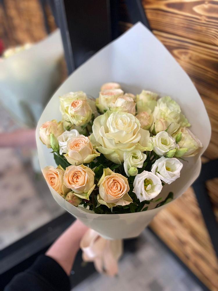 Букет цветов из: Розы и Лизиантусы в Новощербиновской